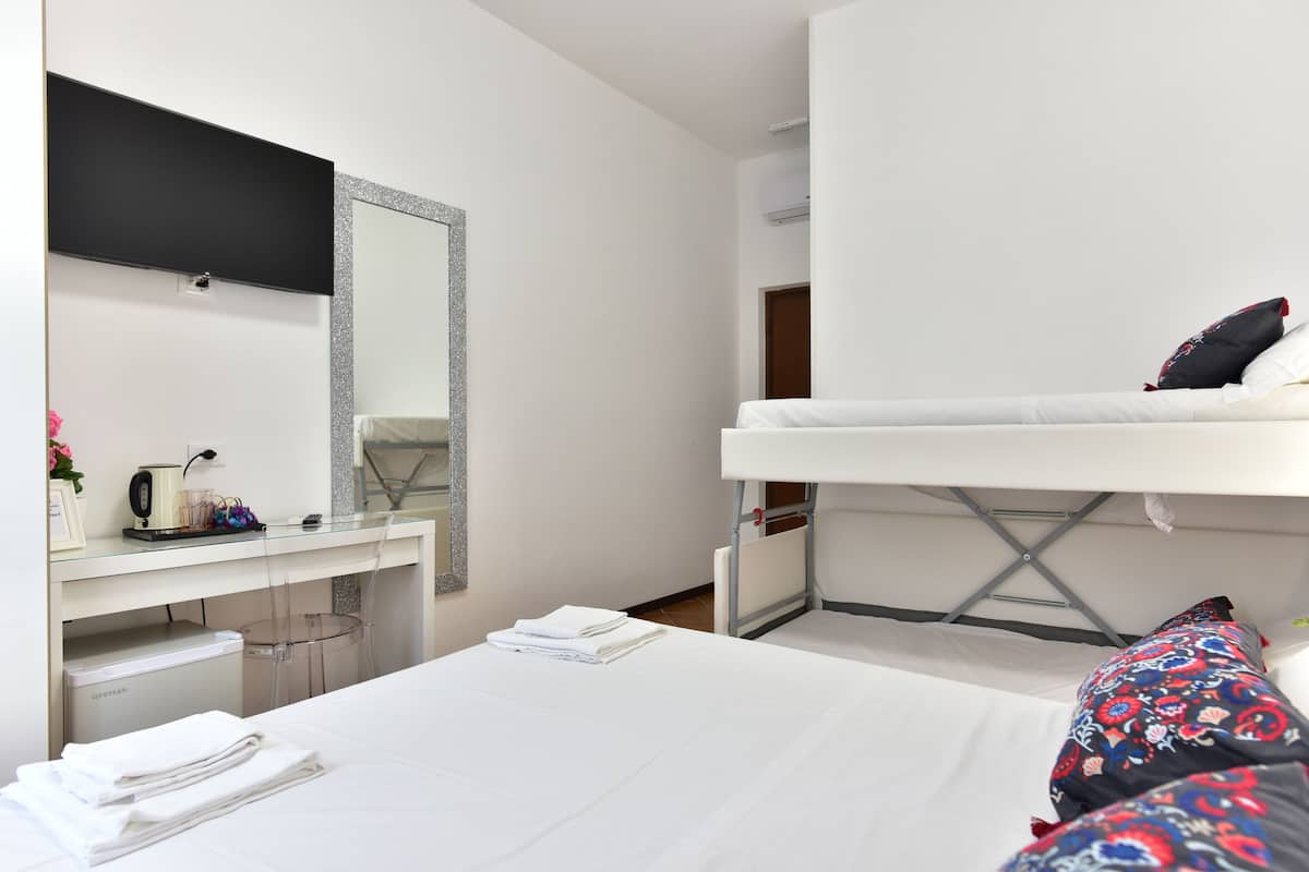 Lenzuola Frette, biancheria da letto di alta qualità, una scrivania