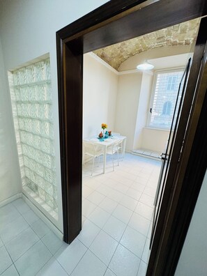 Two-Bedroom Apartment | Cucina privata | Frigorifero, bollitore elettrico