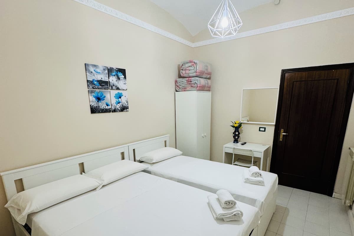 Two-Bedroom Apartment | Lenzuola Frette, biancheria da letto di alta qualità, una scrivania