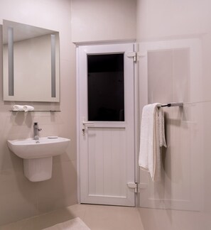 Apartamento Deluxe, 2 habitaciones, junto a la playa | Baño | Ducha, artículos de higiene personal gratuitos, bidé y toallas