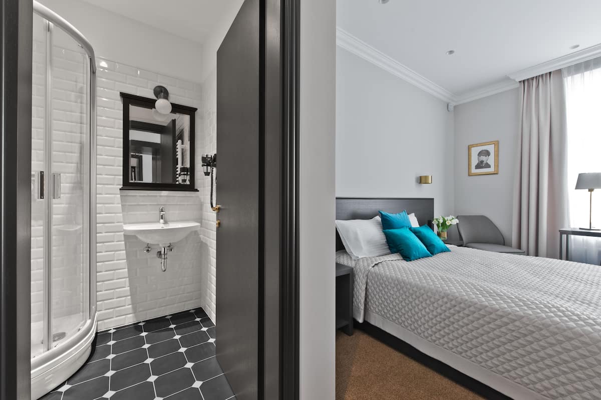 Superior eenpersoonskamer | Luxe beddengoed, een kluis op de kamer, een bureau