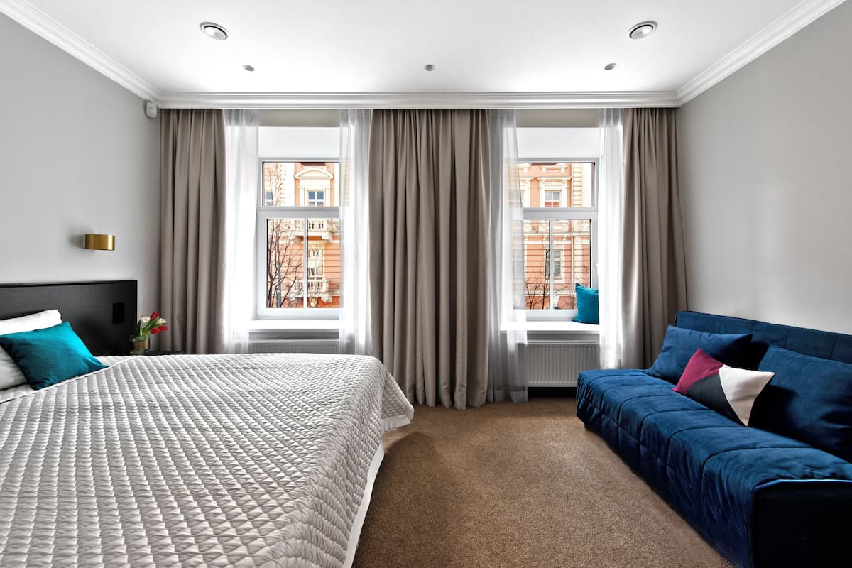Superior tweepersoonskamer, 1 queensize bed met slaapbank | Luxe beddengoed, een kluis op de kamer, een bureau