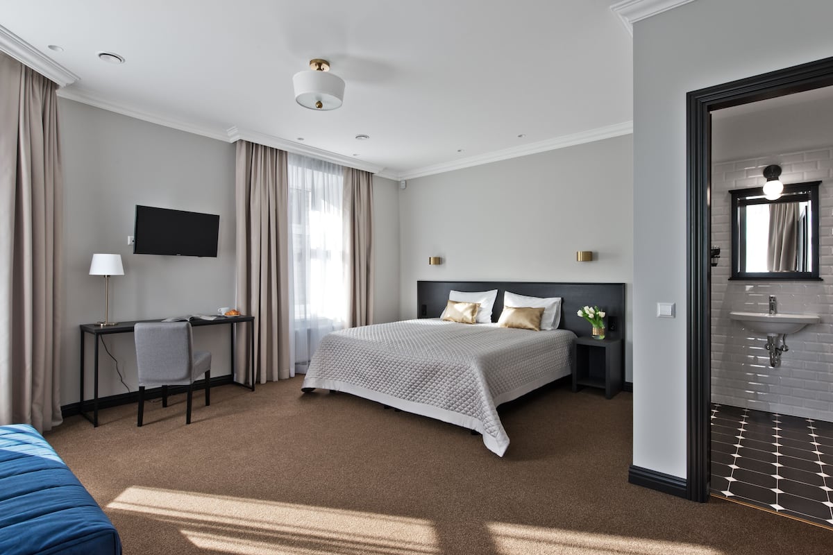 Junior suite, 1 queensize bed met slaapbank | Luxe beddengoed, een kluis op de kamer, een bureau