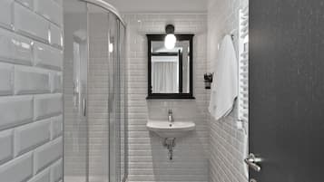 Superior eenpersoonskamer | Badkamer | Een douche, gratis toiletartikelen, een haardroger, handdoeken