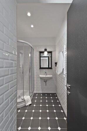 Superior Single Room | Bathroom | Shower, free toiletries, hair dryer, towels - 15th Avenue Hotel (Vilnius)
