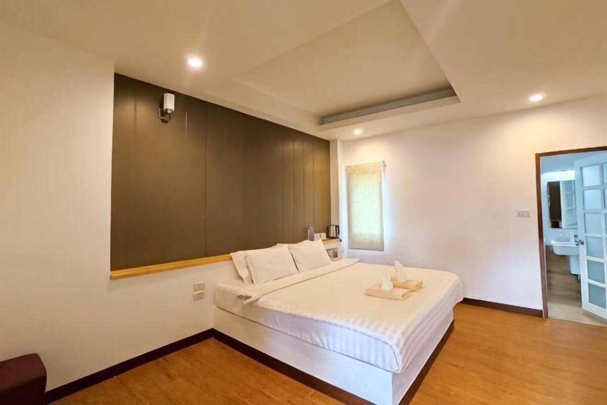 Minibar, tempat tidur lipat/tambahan, Wi-Fi gratis, dan seprai linen