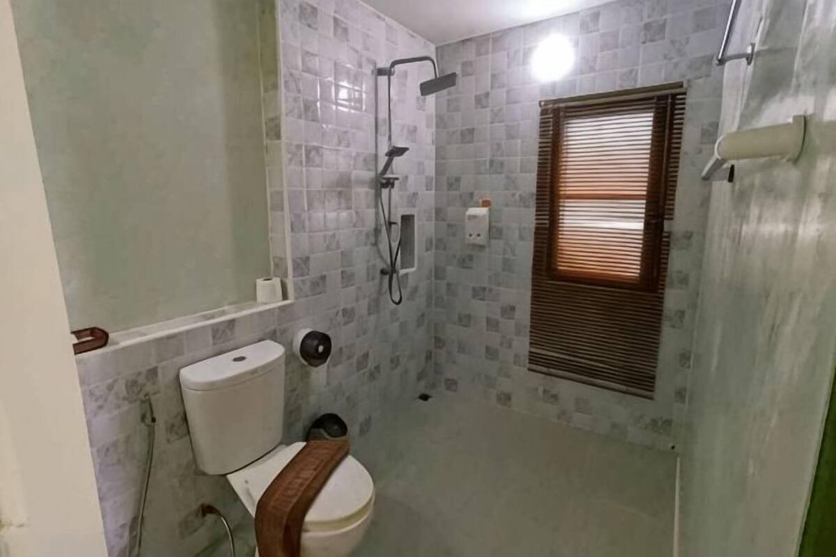 Kamar mandi | Shower, pancuran hujan, perlengkapan mandi gratis, dan pengering rambut