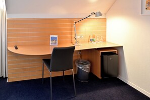 Habitación Confort doble, varias camas | Ropa de cama de alta calidad, minibar, caja fuerte y escritorio