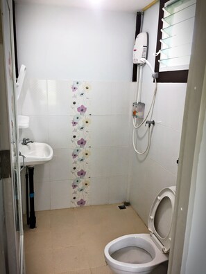 Standard Room | 욕실 | 샤워 시설, 무료 세면용품, 타월