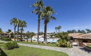 2 udendørs pools, parasoller, liggestole