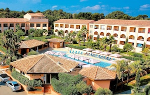 2 udendørs pools, parasoller, liggestole