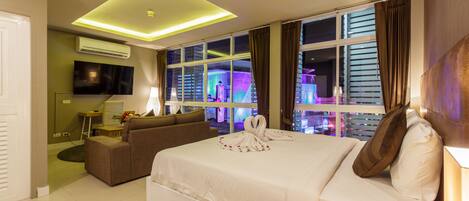 Suite – junior | Safe på rommet, skrivebord og wi-fi (inkludert)