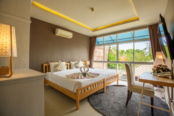 Deluxe-huone | Tallelokero huoneessa, työpöytä, ilmainen Wi-Fi