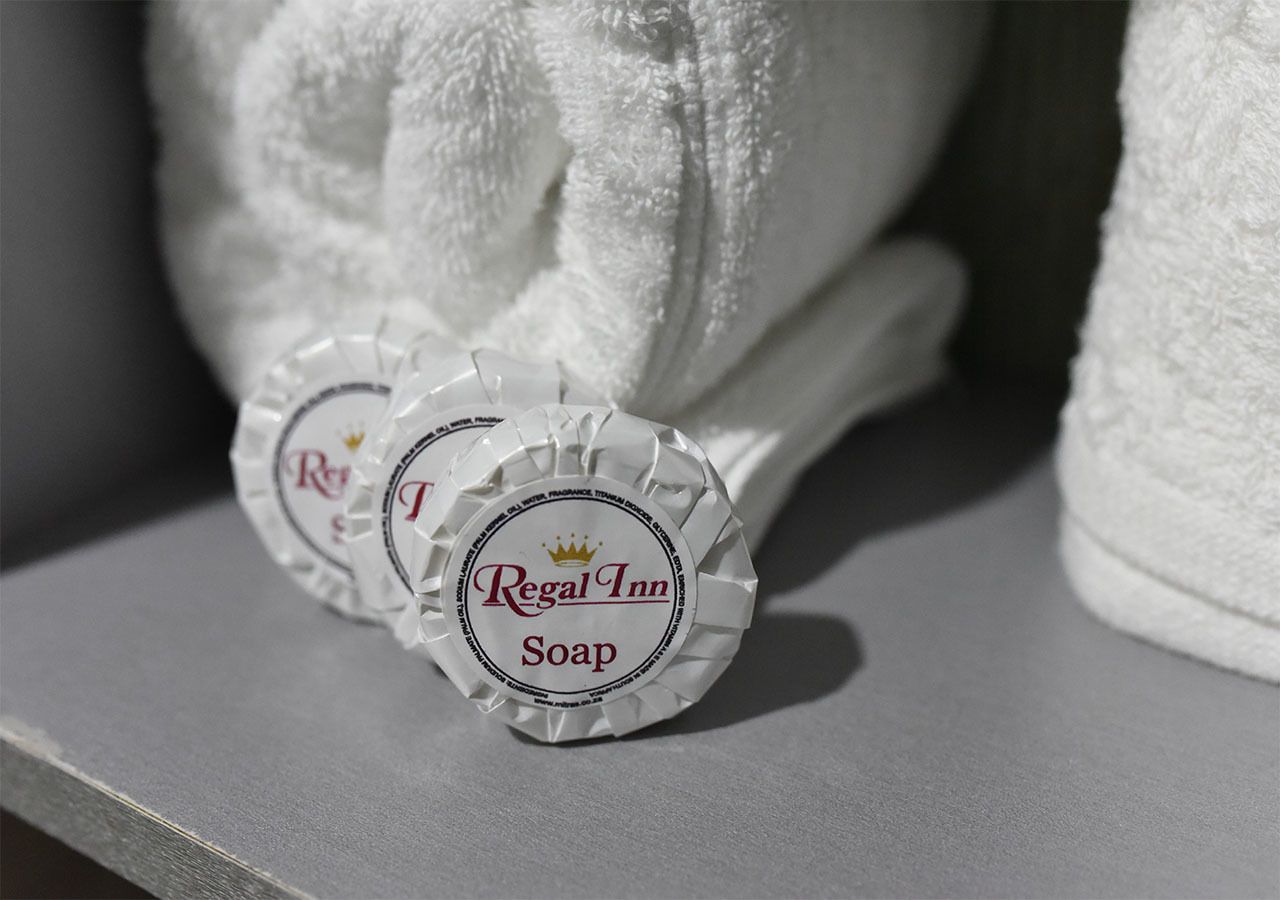 Dois frascos de sabonete Regal Inn em uma prateleira.