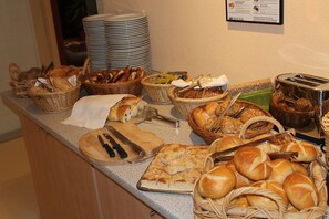 Daily buffet breakfast for a fee -  Reichels Parkhotel (Bad Windsheim)