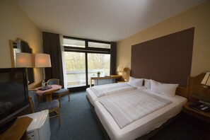 Tweepersoonskamer | Hypoallergeen beddengoed, een kluis op de kamer, een bureau