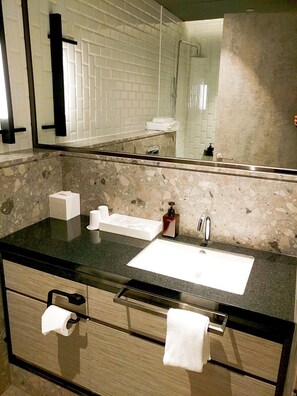 Shower, free toiletries, hair dryer, slippers - Plaza Premium Lounge Terminal 2 Zone A (Taoyuan City)