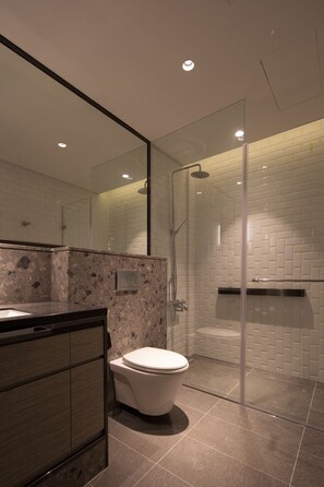 Standard Twin Room (Check In-21:00 Check Out-09:00) | Bathroom | Shower, free toiletries, hair dryer, slippers - Plaza Premium Lounge Terminal 2 Zone A (Taoyuan City)