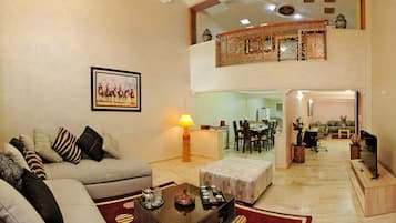 Duplex Deluxe - 2 sovrum | Vardagsrum | 40-tums platt-tv med satellitkanaler och tv