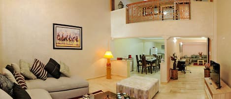 Duplex Deluxe - 2 sovrum | Vardagsrum | 40-tums platt-tv med satellitkanaler och tv