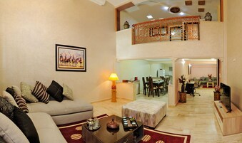 Duplex luxo, 2 quartos | Sala de estar | TV de tela plana 40 polegadas com canais via satélite, TV