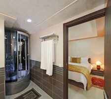 Appartement Duplex Deluxe, 2 chambres | Salle de bain | Douche, douche hydromassante, articles de toilette gratuits