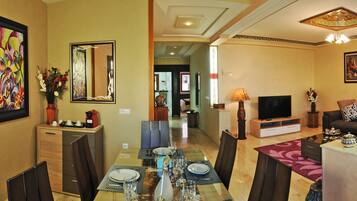 Appartement Luxe, 2 chambres | Restauration dans la chambre