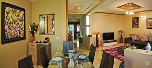 Apartamento superluxo, 2 quartos | Opções para refeição no quarto