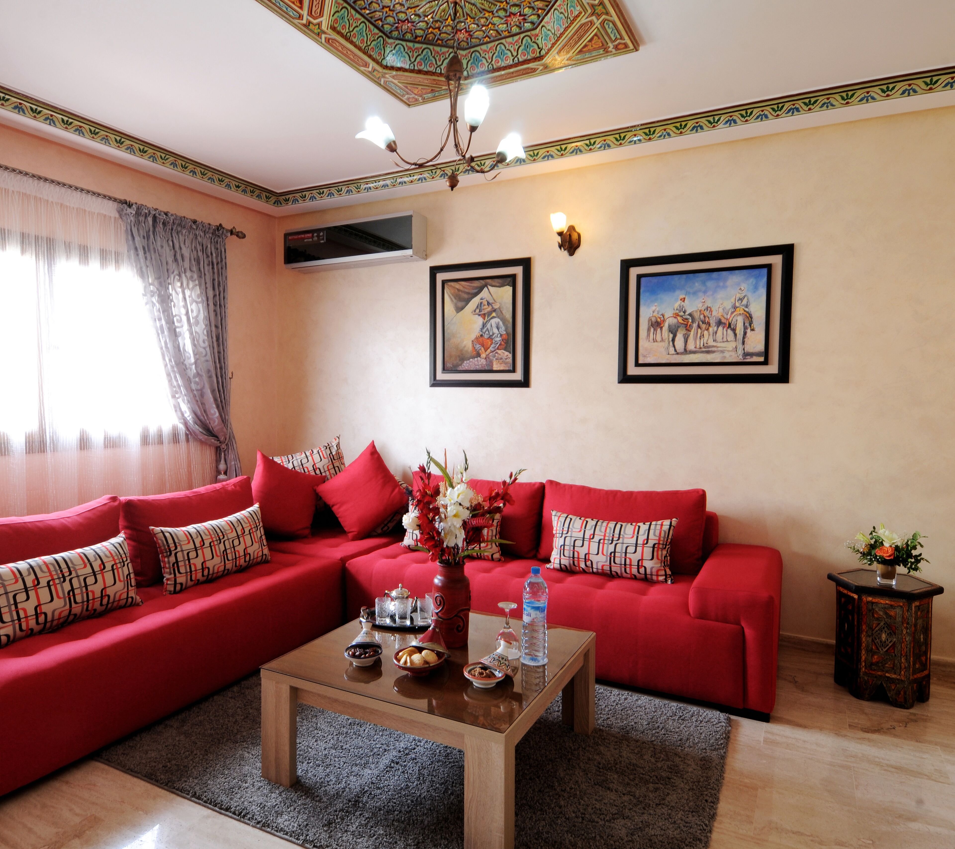 Luxury-Apartment, 2 Schlafzimmer | Wohnbereich | 40-Zoll-Flachbildfernseher mit Satellitenempfang, Fernseher