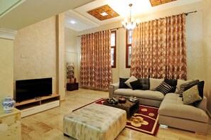 Dúplex Deluxe, 2 dormitoris | Sala d'estar | Televisor de pantalla plana de 40 polzades amb canals per satèl·lit 