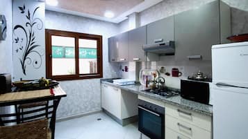 Refrigerador con freezer, microondas, horno, placa de cocina
