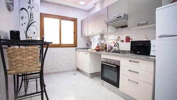 Refrigerador con freezer, microondas, horno, placa de cocina