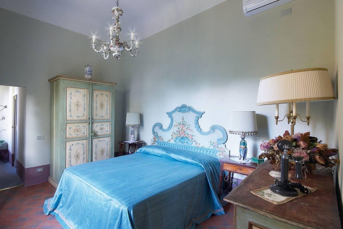 Rollaway beds, free WiFi, bed sheets
