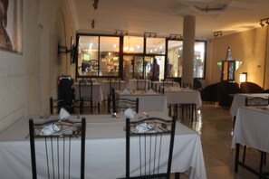 Lunch and dinner served - Hotel Saphir (Abidjan)