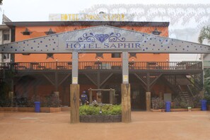 A hotel entrance with a sign reading "HOTEL SAPHIR". - Hotel Saphir (Abidjan)