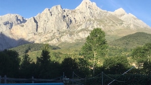 A swimming pool with a mountain backdrop. - Hotel Rural Picos de Europa (Posada de Valdeon)