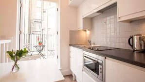 Studio Deluxe, salle de bains attenante (Maisonette Studio 9) | Vue de la chambre