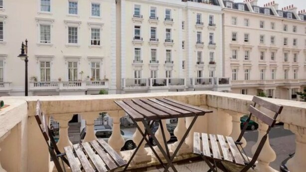 Studio Confort, salle de bains commune (Studio 7) | Balcon