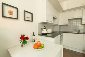 Standard Studio, Shared Bathroom (Studio 1 e 4) | In-room dining - Bestroom Studios (London)