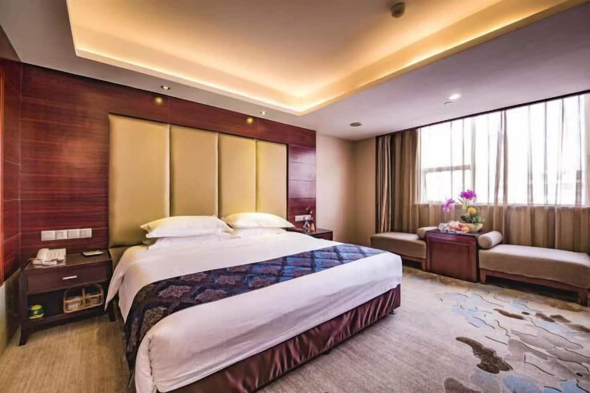 Free minibar items, in-room safe, desk, blackout curtains