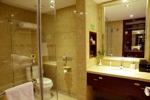Superior Twin Room | Bathroom | Shower, free toiletries, hair dryer, bathrobes