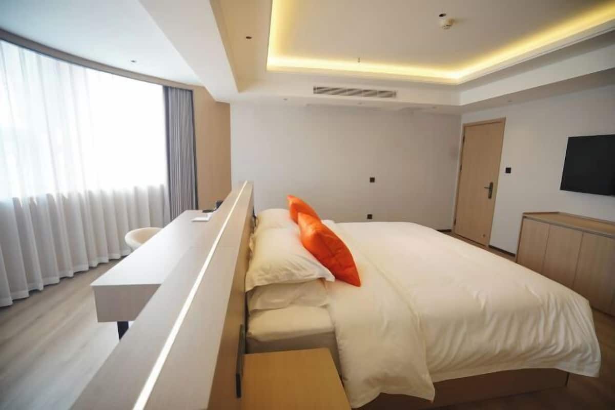 Free minibar items, in-room safe, desk, blackout curtains