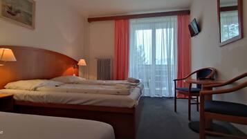 Dreibettzimmer (+ Extrabed) | Schreibtisch, kostenloses WLAN, Bettwäsche