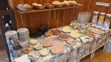 Breakfast (CZK 90 per person)