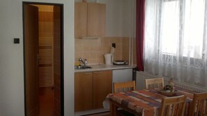 Fridge, stovetop, electric kettle, cookware/dishes/utensils - Apartmány U Ády (Zelezna Ruda)