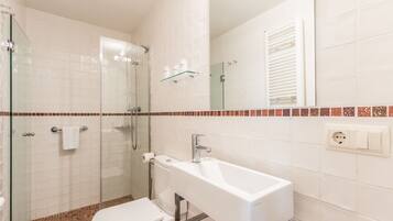 Habitación doble | Baño | Ducha, artículos de higiene personal gratuitos y toallas