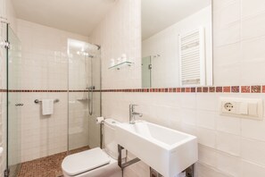 Habitación doble | Baño | Ducha, artículos de higiene personal gratuitos y toallas
