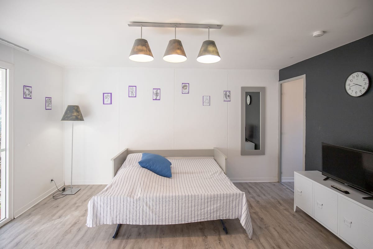 1 bedroom, desk