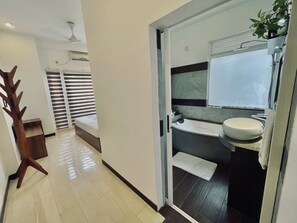 Family Quadruple Room - 8 Plus Motels (Negombo)