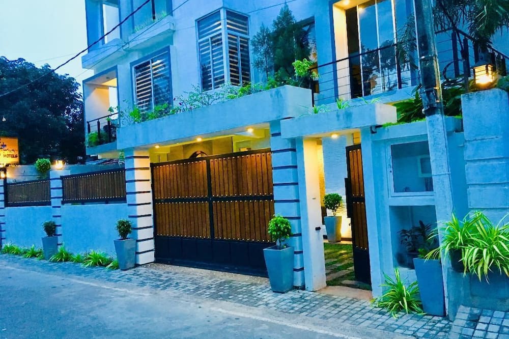 8 Plus Motels